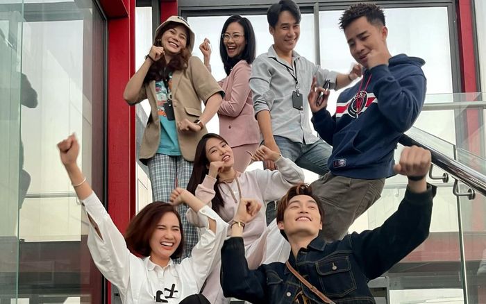 Phan Minh Huyền cùng Đình Tú quẩy banh nóc hot trend mới trên phim trường 'Thương ngày nắng về'