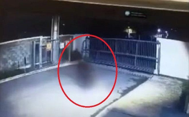 Thấy rõ mặt 'kẻ lạ' bên ngoài, nhưng qua camera chỉ có bóng đen, đoạn clip ghi được khiến ai nấy lạnh gáy