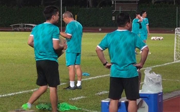 Ông Park cầu nguyện trước trận Việt Nam vs Lào