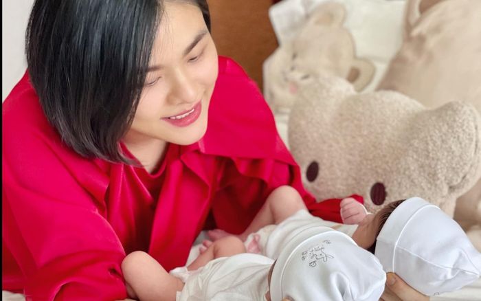 Vân Trang lần đầu chia sẻ ảnh 'cận mặt' hai con gái song sinh, nhưng lại bắt khán giả 'ghép hình'