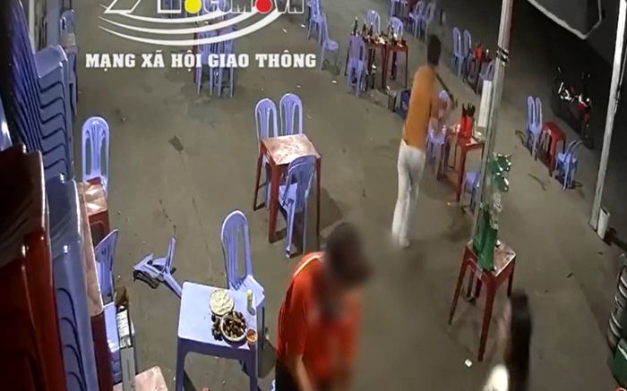 Xôn xao clip nam thanh niên cầm mã tấu lao vào quán nhậu đuổi chém người