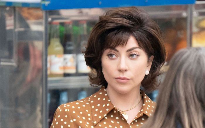 Nhà tạo mẫu phát khóc vì phải nhuộm tóc cho Lady Gaga