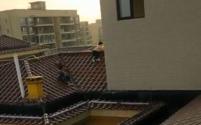 Clip: Kinh hãi khoảnh khắc 4 đứa trẻ trèo ra mái nhà 28 tầng chơi