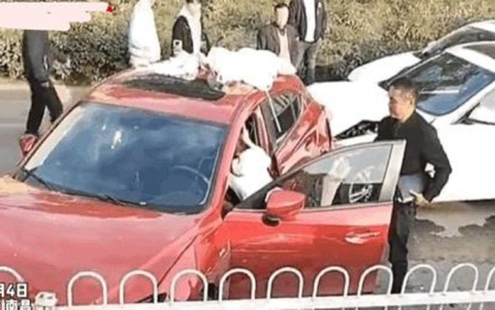 Bắt quả tang chồng đi với 'tiểu tam', vợ không đánh ghen nhưng vẫn bị 'ném đá' tơi bời vì cách xử lý này