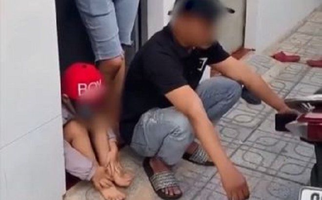 Đưa con trai 5 tuổi đi đón vợ, người đàn ông 'chết lặng' khi thấy 2 đôi dép trước cửa phòng trọ