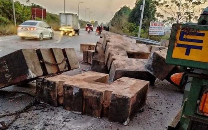 Xe đầu kéo làm rơi cả chục khối bê tông cỡ lớn đè tử vong người đi đường ở Bắc Giang