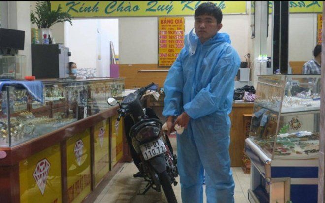 Đối tượng kề dao vào cổ khống chế bé trai 7 tuổi để cướp tiệm vàng