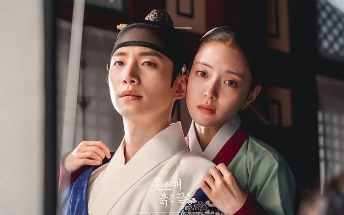 3 lý do khiến dân tình đổ xô xem 'The Red Sleeve' của Lee Junho, lấn át siêu phẩm chị đẹp Song Hye Kyo