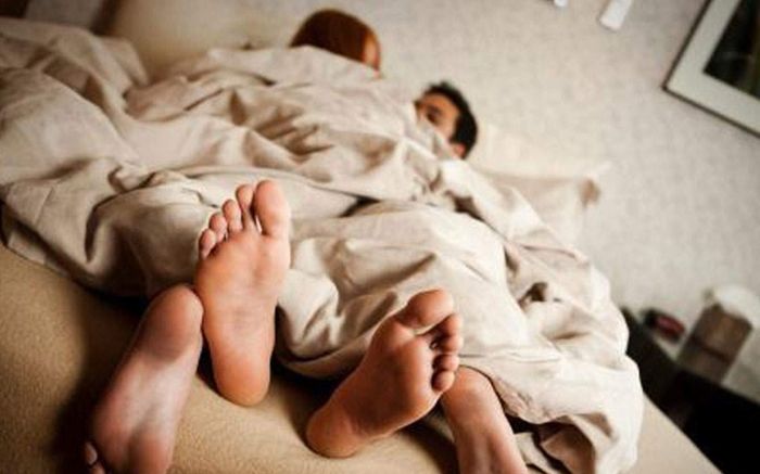 Anh chồng âm thầm từ xa về thăm vợ để tạo bất ngờ, cái kết đau đớn gặp bạn 'chí cốt' trong phòng vợ