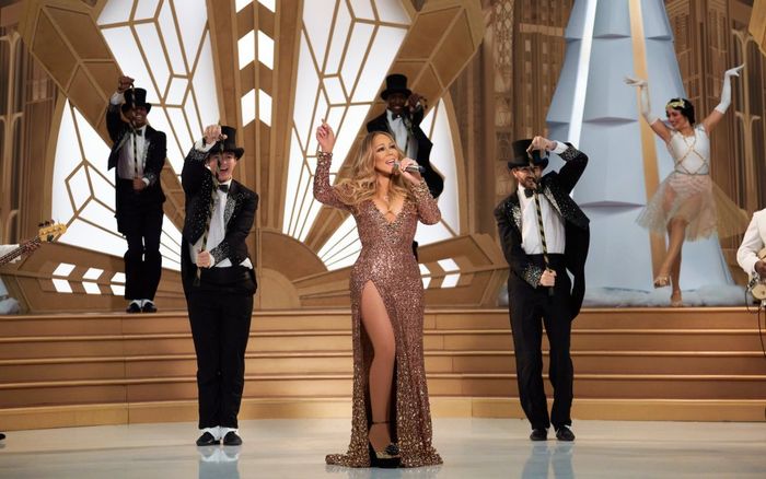Mariah Carey hát mừng giáng sinh trong chiếc váy cần 6 người khiêng