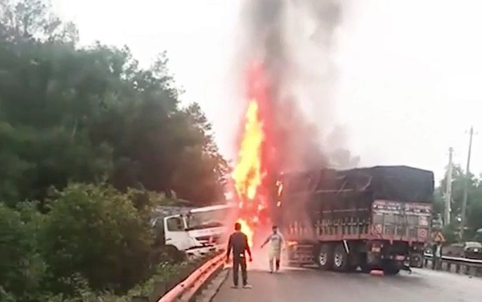 Clip: Kinh hoàng cảnh hai xe tải đối đầu bốc cháy dữ dội, 4 người thương vong