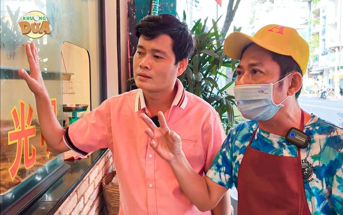 Bất ngờ hình ảnh NS Tấn Beo phụ việc tại quán vịt quay trong những ngày không có show