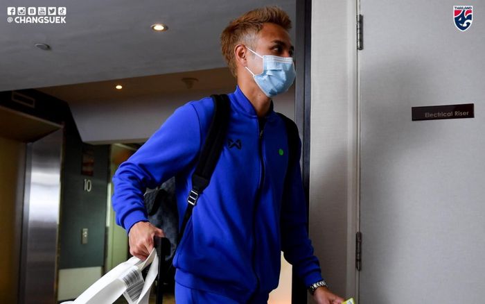 Sao tuyển Thái Lan khó chịu ra mặt vì vẫn bị 'nhốt' trong khách sạn