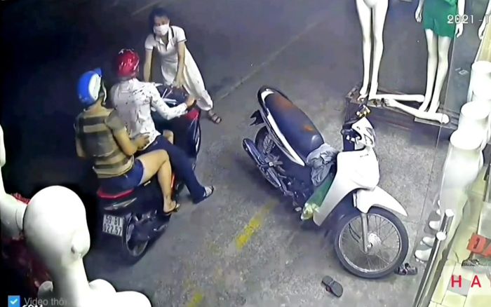 Clip: Cặp đôi chở theo trẻ nhỏ đi trộm cắp bất chấp nguy hiểm gây bức xúc