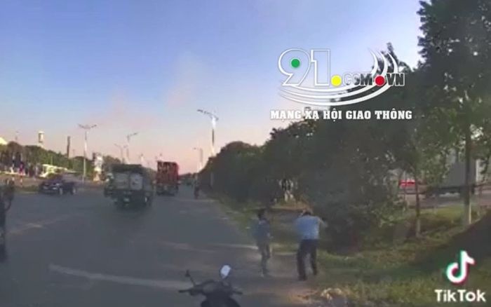 Bực tức vì thanh niên chạy xe sai còn chửi bới, tài xế ô tô lao xuống đấm đối phương túi bụi giữa đường