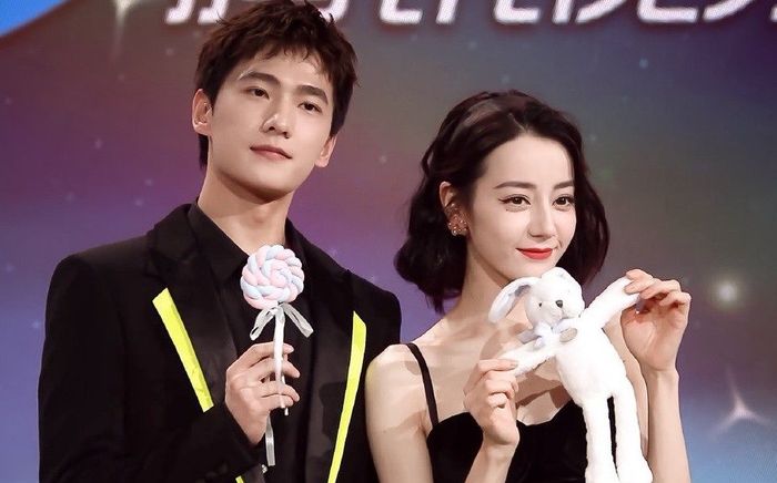 Fan Địch Lệ Nhiệt Ba và Dương Dương khẩu chiến trên MXH, lôi từ thành tích đến nhan sắc ra để cân đo