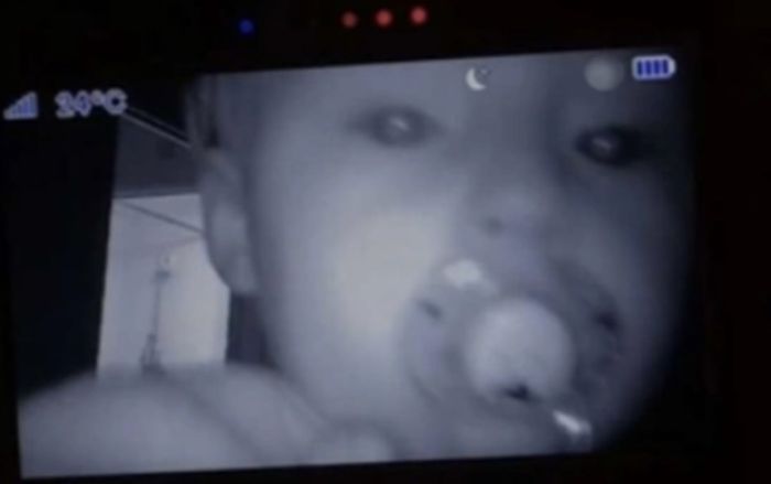 Thấy con thường tỉnh giấc vào giữa đêm, cặp vợ chồng 'choáng váng' khi xem camera