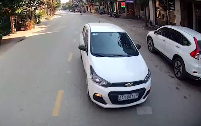 Clip: Ô tô con bất ngờ lao sang làn đường ngược chiều đối đầu trực diện xe khách
