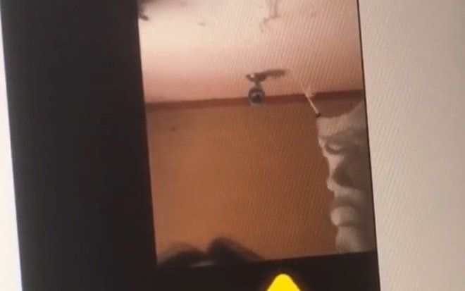 Dở khóc dở cười cảnh nữ sinh thản nhiên đánh răng rửa mặt mà quên không tắt camera khi học online