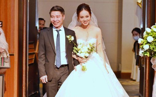 Bà xã NSND Công Lý bất ngờ đăng đàn nhắn nhủ ai đó: 'Bớt ảo tưởng vị trí của mình trong lòng người khác'