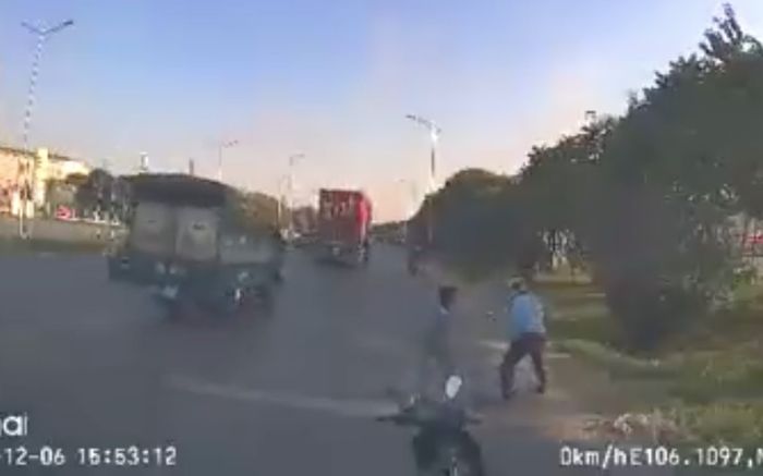 Tài xế ô tô lao xuống xe, đấm đá túi bụi người đi xe máy vì đi sai còn cà khịa