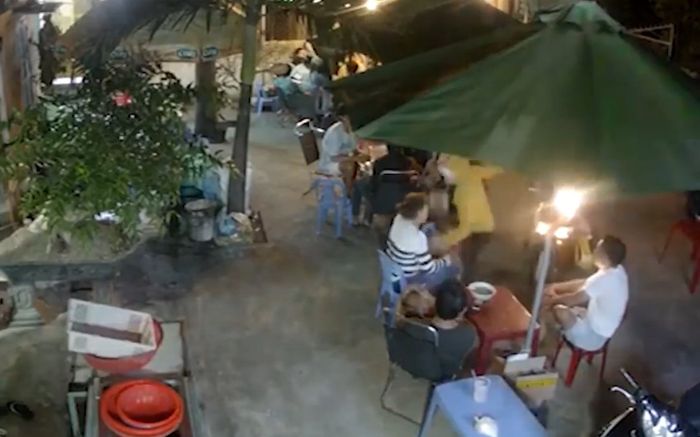 Clip: 2 thanh niên hùng hổ lao tới thẳng tay tát, hành hung người phụ nữ mặc đứa trẻ ngồi cạnh khóc thét