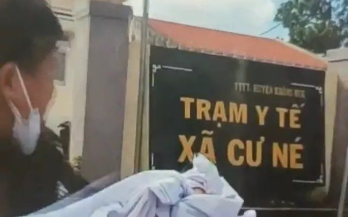 Bị đánh giá không hoàn thành nhiệm vụ cuối năm, nam nhân viên y tế xé áo blouse trước cổng cơ quan