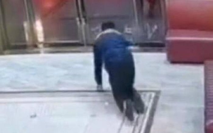 Người đàn ông bò lồm cồm ra ngoài lúc 5h sáng, nguyên nhân khiến dư luận ngại dùm