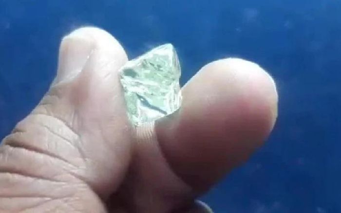 Người nông dân thành triệu phú khi đào được kim cương trong lúc làm đồng