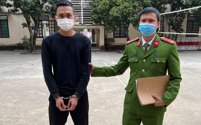 Đứng rút tiền ở cây ATM một mình, cô gái bị gã đàn ông kề dao vào cổ cướp sạch tiền