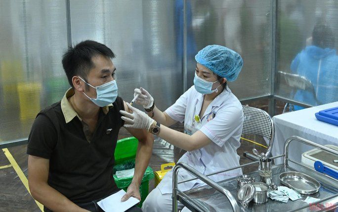 Sáng 10/12: Gần 7.700 ca COVID-19 nặng đang điều trị