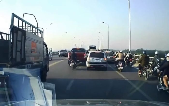 Xin đường không được, tài xế xe bán tải chèn ép ô tô thô bạo còn hung hăng đập cửa kính đòi 'nói chuyện'