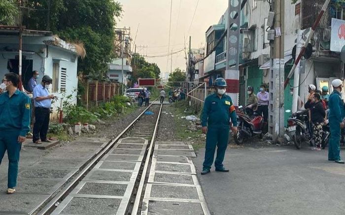 Người phụ nữ bị tàu hỏa kéo lê hơn 100m tử vong sau cự cãi với chồng