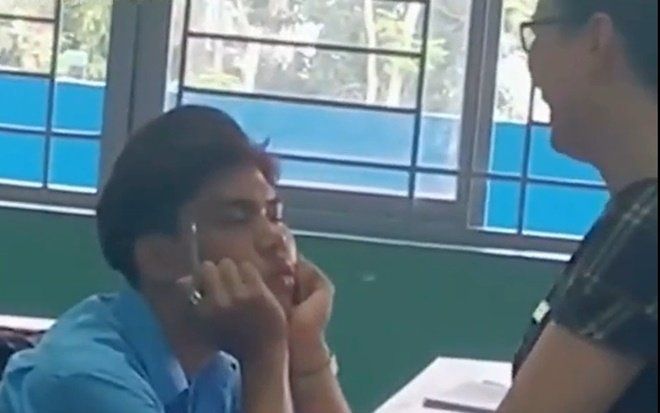 Thấy nam sinh ngồi chống cằm chăm chú nhìn lên bảng, cô giáo lại gần mới tá hỏa về sự thật phía sau