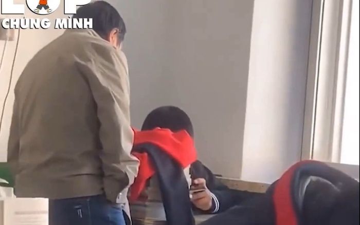 Đang say sưa xem điện thoại ở góc lớp, nam sinh giật nảy mình khi thấy bóng dáng người đứng bên cạnh