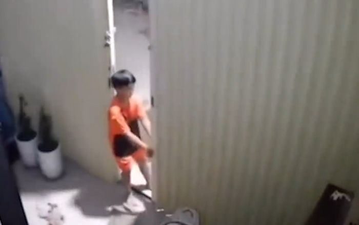 Pha đóng cửa hết sức cồng kềnh của cậu bé khiến ai nhìn cũng sốt ruột thay: Rồi bao giờ thì xong vậy?