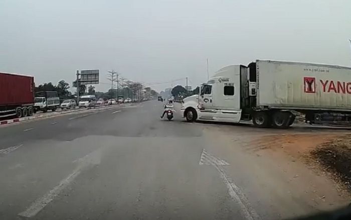 Thấy xe máy đang gặp nguy hiểm, tài xế xe con hét thất thanh khiến tất cả 'thót tim' dõi theo diễn biến