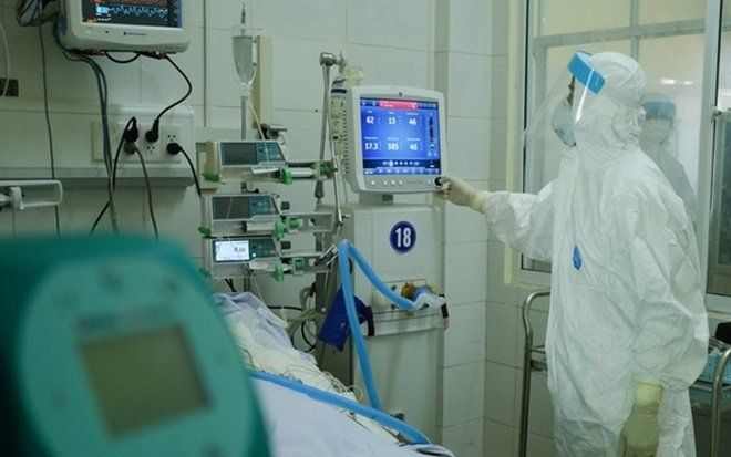 Sáng 12/12: Gần 1.200 ca COVID-19 nặng đang thở máy, ECMO