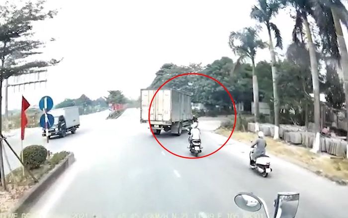 Clip: 'Đứng tim' cảnh người phụ nữ thoát nạn thần kỳ sau khi bị xe tải cuốn vào gầm