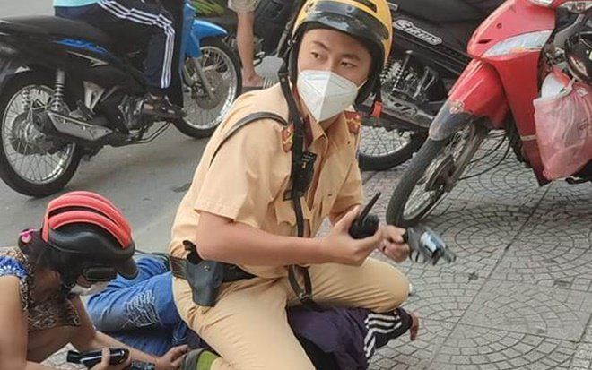 Thường xuyên để rác trước cửa nhà mình, 2 người phụ nữ bị đâm gục ngay trên đường