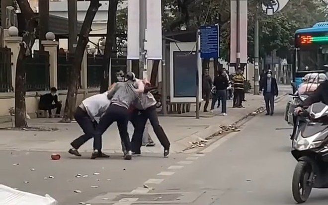 Clip: Phụ xe buýt bị nhóm người đánh túi bụi ngay giữa đường phố Hà Nội gây xôn xao