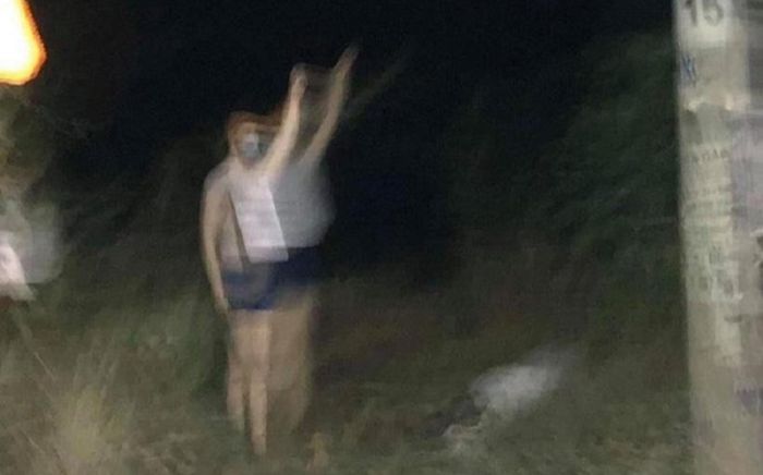 Lái xe ban đêm, tài xế giật bắn mình khi thấy 'thanh niên' mặc đồ trắng muốt đứng vẫy tay bên đường