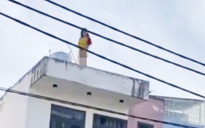 Cô gái không mặc quần trèo lên mái nhà la hét và đòi nhảy lầu, nghi ngáo đá