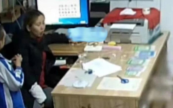 Tủi hờn vì thường xuyên bị bố mẹ trách mắng khi dạy học, cậu bé đưa ra yêu cầu làm người lớn... sửng sốt