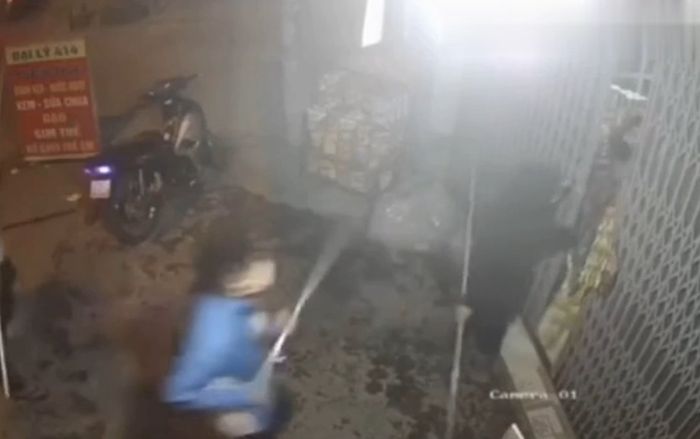 Clip: Nhóm thanh niên hung hăng cầm hung khí rượt đuổi nhau gây náo loạn cả khu vực