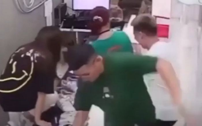 Đang túm tụm trò chuyện trong shop giày, nhóm 6 nhân viên liền hoảng loạn vì 'vị khách' không mời mà đến