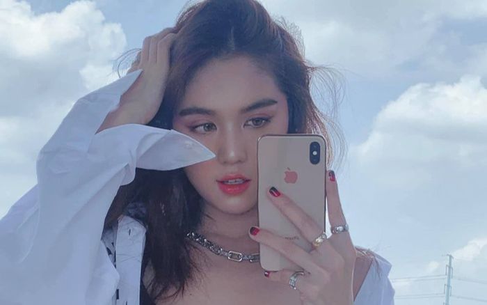 Diện trang phục gợi cảm, Ngọc Trinh lọt 'top xu hướng' trên báo Thái