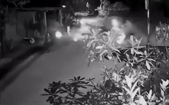 Clip: Nhóm người chạy xe tốc độ cao vào khúc cua 'gắt', lao thẳng vào nhà dân bên đường