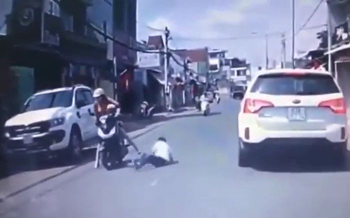 Clip: Con trai sang đường bất cẩn bị xe máy tông trúng, hành động của người bố mới gây bức xúc hơn cả