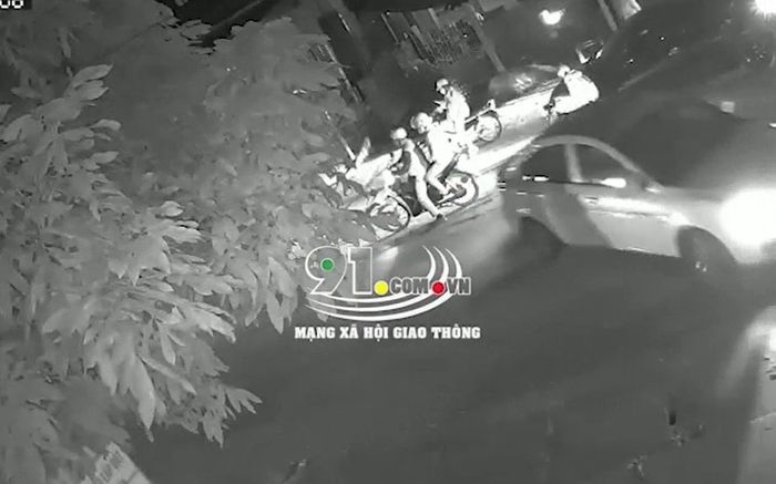 Clip: Tài xế lùi ô tô tông vào người đi xe máy rồi tăng ga bỏ đi trong tiếng la hét thất thanh